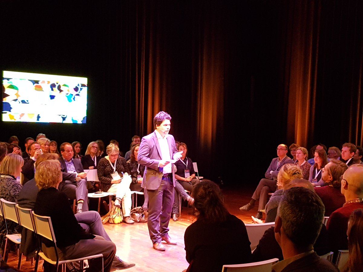 NWO_SSH's tweet image. Op de #synergy17 conferentie afgelopen donderdag presenteerden @MikoFlohr en Barbara Vis hun essay over de toekomst van de sociale en geesteswetenschappen. Nieuwsgierig naar hun essays? Zie nwo.nl/en/about-nwo/o…