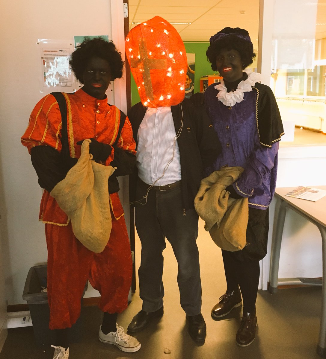 deTelgenkamp's tweet photo. Strooipieten gespot! En wie is toch die gekke ‘Sint’? https://t.co/4ZCTln2WkU