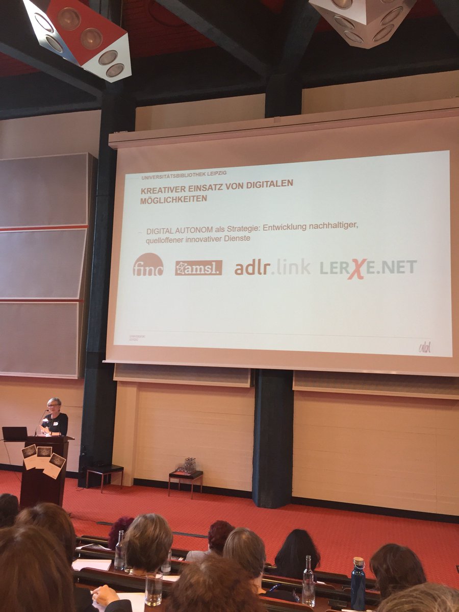 GeSIGNetzwerk's tweet photo. Charlotte Bauer auf dem schweitzebookforum: Strategie „DIGITAL AUTONOM“ an der UB war wichtiger Baustein, um Bibliothek des Jahres zu werden. #ubleipzig #ebookforum2017 https://t.co/3WyWxpbNDL