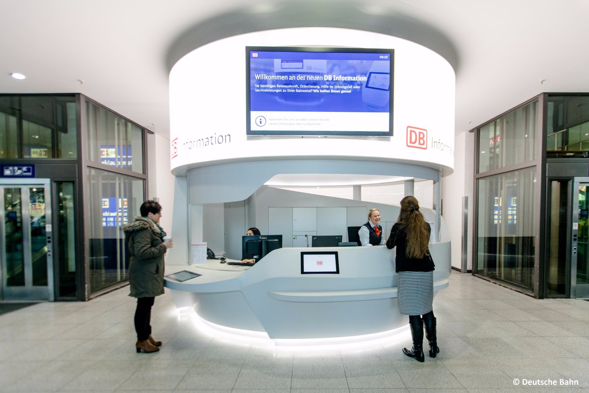 DB_Presse's tweet photo. "Was kann ich für Sie tun?" Die neue #DBInformation feiert Premiere in #Nürnberg und kommt in weitere 81 Bahnhöfe – offen, kundenfreundlich und barrierefrei. https://t.co/piz7Z5AR7O https://t.co/2Y1RAhFNau