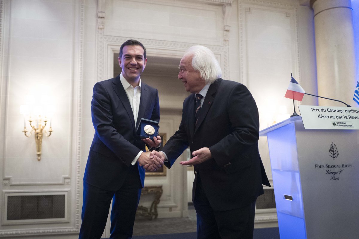 PrimeministerGR's tweet photo. «Αυτό το βραβείο ανήκει στον ελληνικό λαό. Το παραλαμβάνω στο όνομά του. Το σθένος μας είναι το σθένος του λαού μας».Πρόγευμα εργασίας και βράβευση από την Politique Internationale https://t.co/EjXTaBLSkh