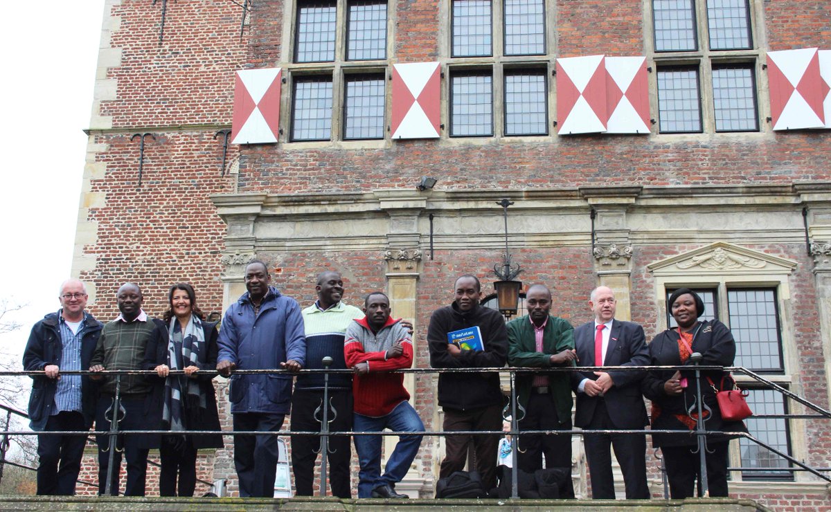 SchlossRaesfeld's tweet photo. Besuch aus #Uganda! :)
Die Partnerorganisation der @hwk_koeln aus Uganda besuchte uns gestern. 
Unsere Gäste aus #Afrika informierten sich über das Bildungsangebot und über Planung, Konzeption und Durchführung von Lehrgängen unserer Seminare. #SchlossRaesfeld https://t.co/KAuFd7zXAX
