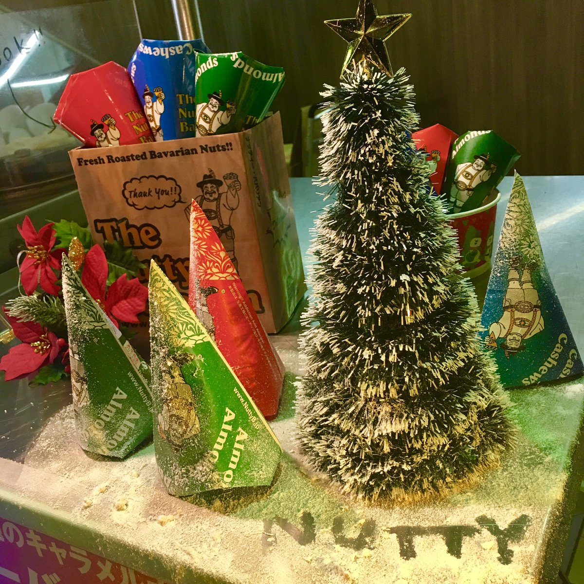 The Nutty Bavarian ナッティーババリアン On Twitter ナッティーババリアンのキャラメルナッツは ドイツの伝統的な クリスマス菓子 ゲブランテ マンデルン をもとにしたお菓子なのです 今年のクリスマスは この時期定番のジャーマンスイーツでお祝いして