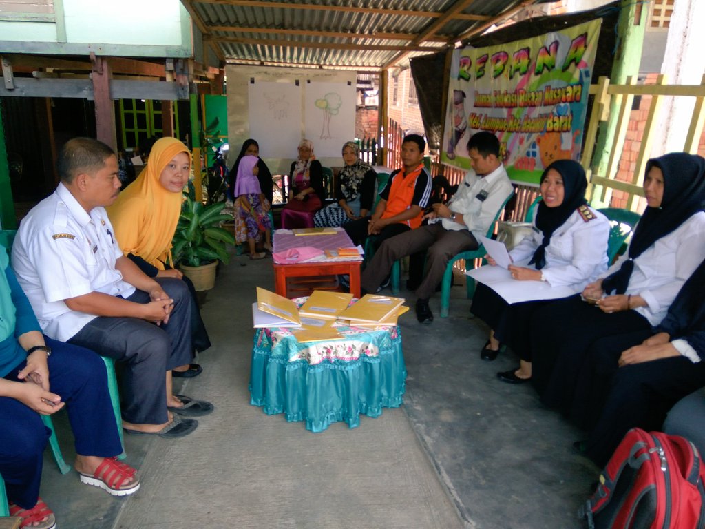 AfifvanMaidin's tweet photo. Fasilitasi kerja sama kemitraan antara KSU.Mutiara Biru @ccdpifad dgn klp tabungan Mandiri Kel.Lakessi dan Klp tabungan Mappasitujue kel.Lumpue untuk membentuk Unit Usaha Simpan Pinjam dlm mendorong pengembangan usaha UKM kota pare2 @mzulficar  @susipudjiastuti  @brsdm_kp https://t.co/gKY2O5fRAc