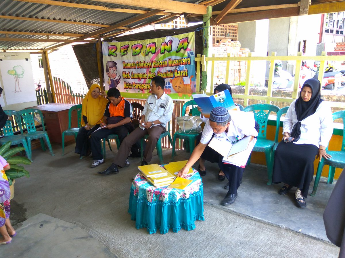 AfifvanMaidin's tweet photo. Fasilitasi kerja sama kemitraan antara KSU.Mutiara Biru @ccdpifad dgn klp tabungan Mandiri Kel.Lakessi dan Klp tabungan Mappasitujue kel.Lumpue untuk membentuk Unit Usaha Simpan Pinjam dlm mendorong pengembangan usaha UKM kota pare2 @mzulficar  @susipudjiastuti  @brsdm_kp https://t.co/gKY2O5fRAc