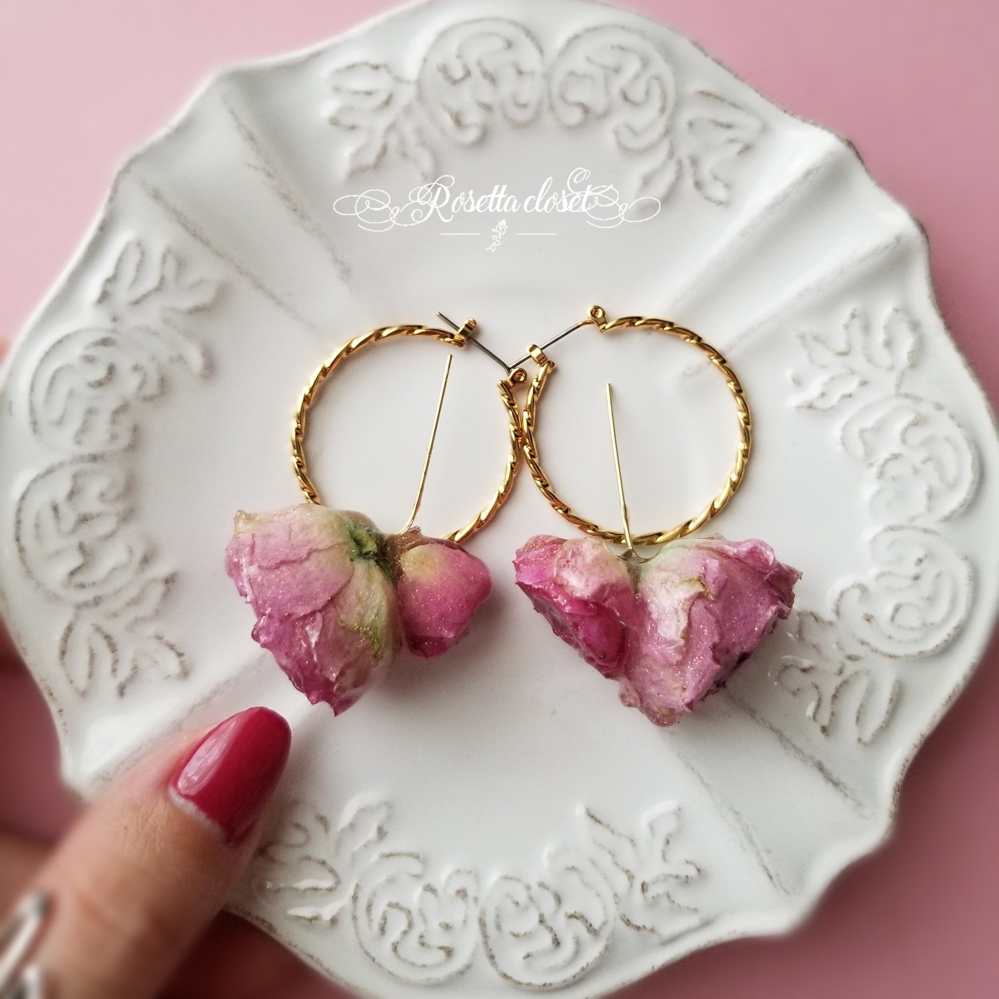 Yopi 𝓡𝓸𝓼𝓮𝓽𝓽𝓪 𝓬𝓵𝓸𝓼𝓮𝓽 色加工無し ふたごちゃんまるごとローズピアス ドライフラワー ドライフラワーアクセサリー まるごとローズ 薔薇 薔薇のアクセサリー 薔薇のピアス ローズピアス ピンク ハンドメイド