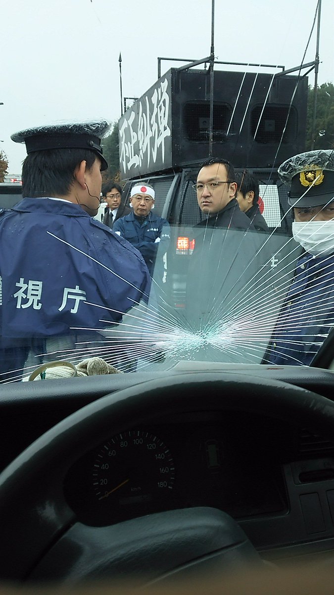 戦時下の現在を考える講座 対右翼 の私服公安は器物破損を見て見ぬ振り カメラを向けると急に仕事するフリをする有り様 暴力行為中テントカーを囲んだ街宣車は 後続車の通行や駐車場への出入りを阻む道交法違反だが それにも警察は注意せず 暴力開始30分 戦時下の現在を考える講座 対右翼 の私服公安は器物破損を見て見ぬ振り カメラを向けると急に仕事するフリをする有り様 暴力行為中テントカーを囲んだ街宣車は 後続車の通行や駐車場への出入りを阻む道交法違反だが それにも警察は注意せず 暴力開始30分