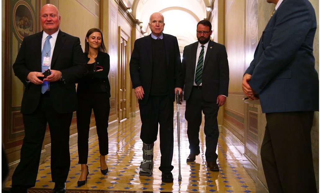 cheesymogul's tweet photo. John McCain auf falschem Fuss erwischt! Nun trägt er plötzlich seine  Schiene am anderen Fuss als bei den Bildern der letzten Wochen! 
Alles Fake an Songbird McCain, genauso wie sein Hirntumor! https://t.co/agyxbMktXO