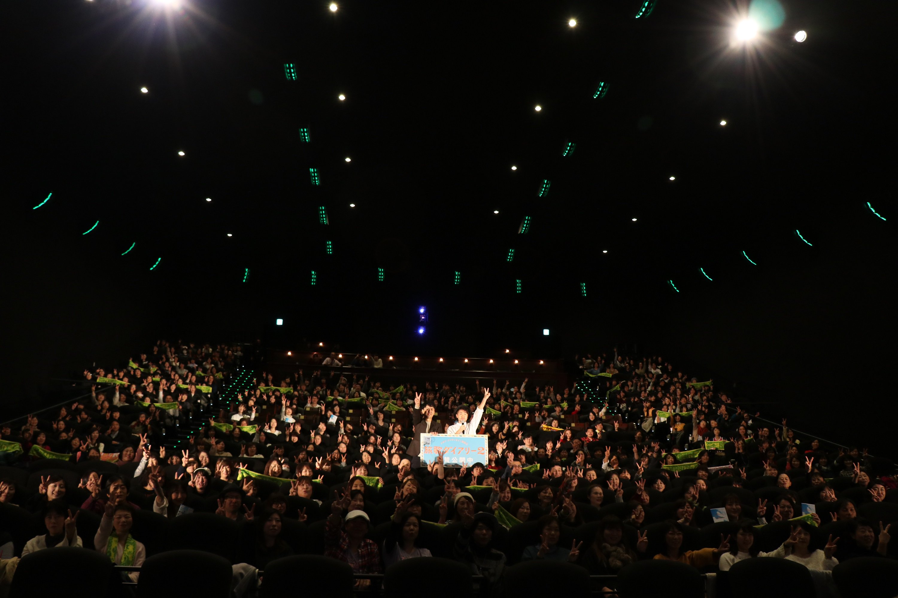 映画 ナオト インティライミ冒険記 公式 ｔｏｈｏシネマズ 新宿の1回目舞台挨拶の記念写真vol 2 朝降っていた雨もやんで晴れ間が見えてきました 旅歌ダイアリー2 チームはtohoシネマズ川崎へ 川崎ご来場のみなさん待っててくださいねー ナオト