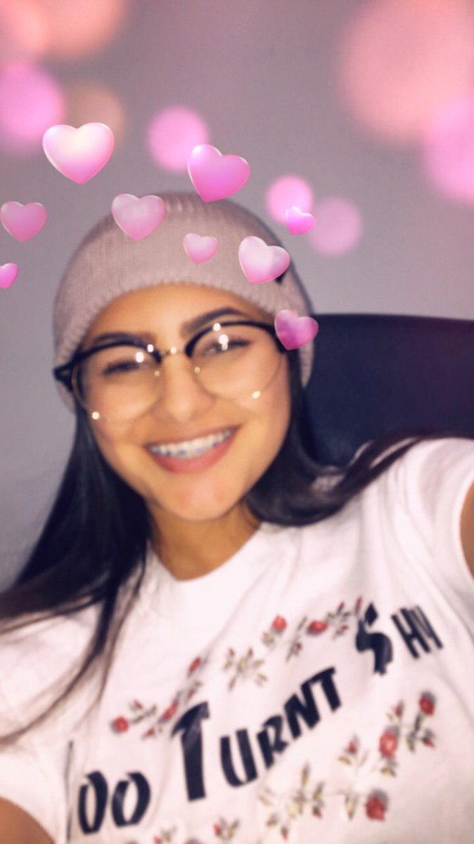 yagirlshyy's tweet photo. Peep Mt Everest on my chin :-) https://t.co/9Burc666b2