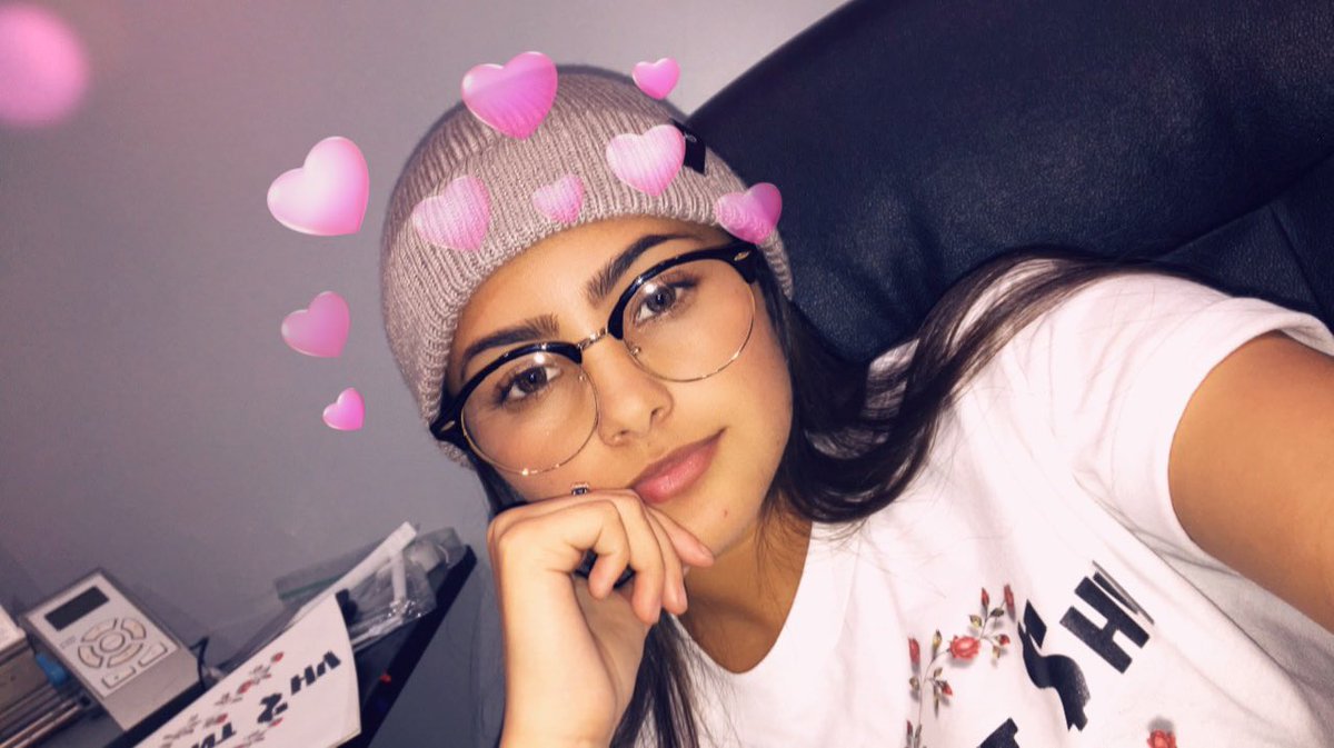 yagirlshyy's tweet photo. Peep Mt Everest on my chin :-) https://t.co/9Burc666b2