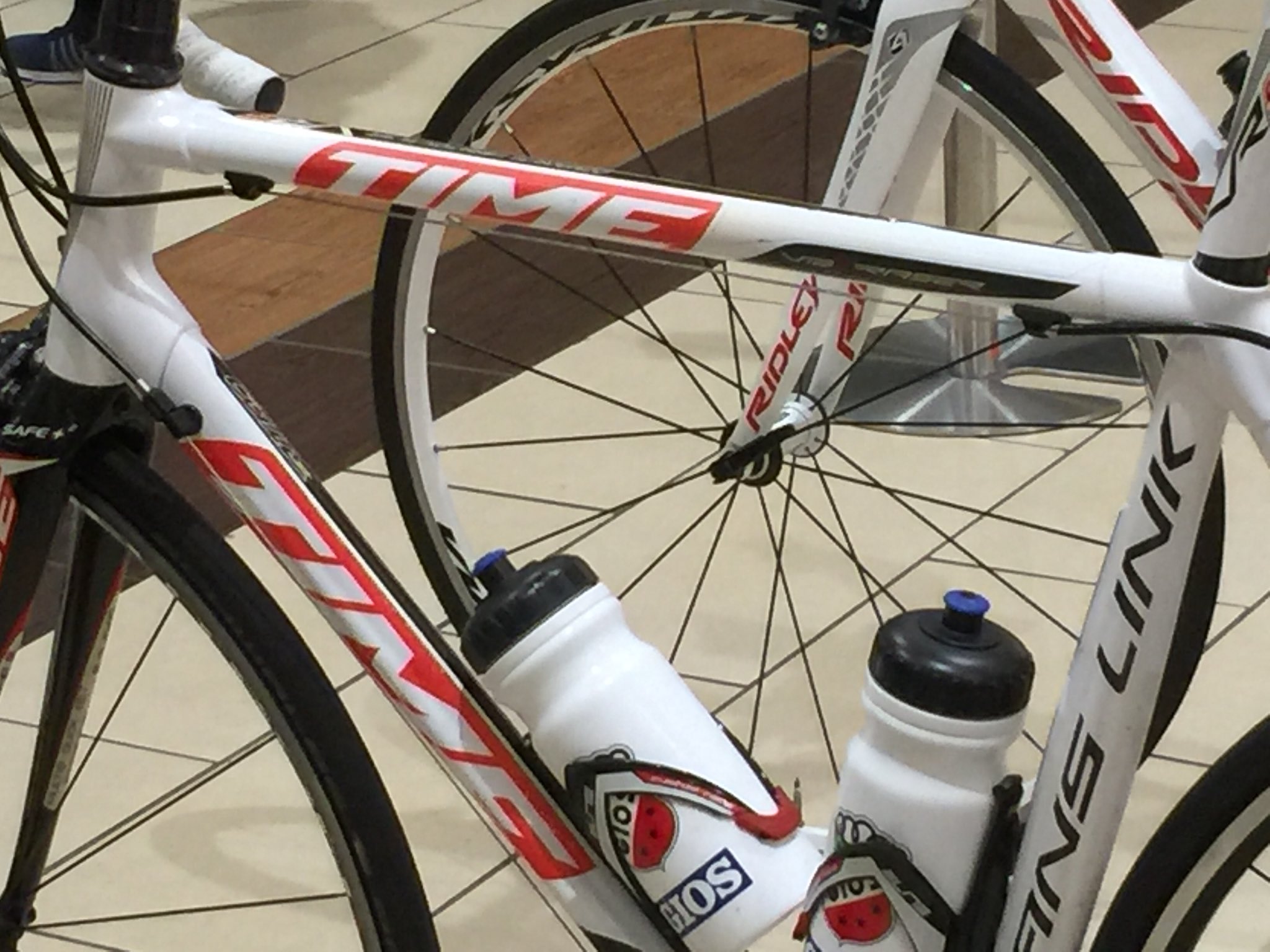 なるち ドラペダで使用したロードバイクを見てきました ロードバイクの中でも高級車と言われてる巻ちゃんのtime 頑張って走ってくれた感じが伝わってきました めちゃくちゃカッコいい ドラマでは ばばりょが乗ったtime 弱虫ペダル ドラペダ なるち ドラペダで使用したロードバイクを見てきました ロードバイクの中でも高級車と言われてる巻ちゃんのtime 頑張って走ってくれた感じが伝わってきました めちゃくちゃカッコいい ドラマでは ばばりょが乗ったtime 弱虫ペダル ドラペダ