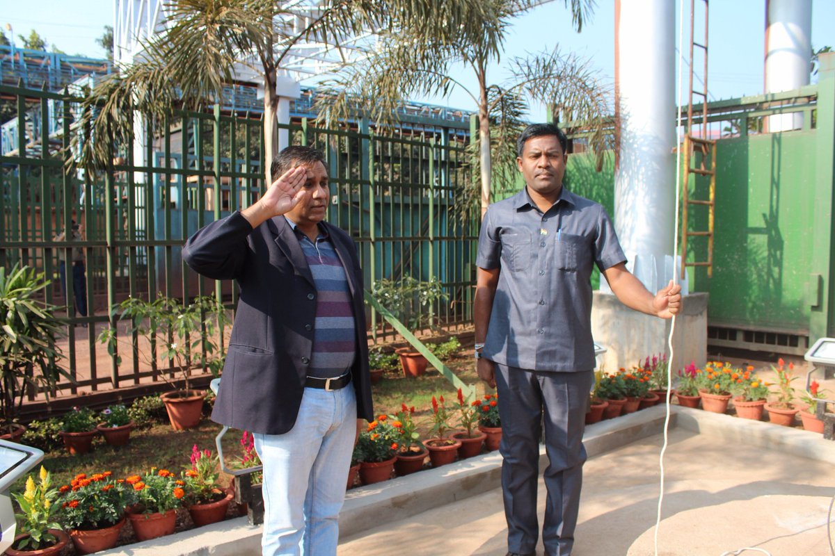 VIVEKSINGHANIA2's tweet photo. Giant monumental national flag hoisted 100ft flagpole at #JSPL Barbil, #Odisha. A proud moment for #Jindalites ๐๐๐๐๐ฎ๐ณ๐ @MPNaveenJindal @shallujindal20 @FFOIndia https://t.co/tt4EbVokYT
