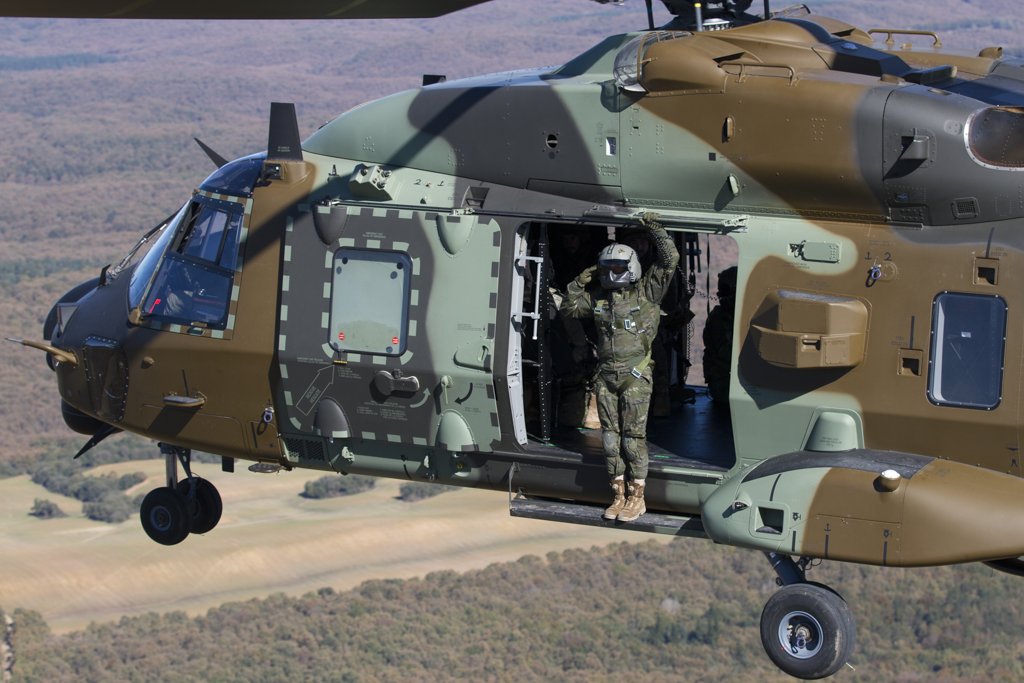 Defensagob's tweet photo. #BuenosDías Saludo desde el cielo. #NosGusta la #Foto de @IMAPhoto #NH90 #HT29 del @EjercitoTierra ¡Qué mejor manera de empezar el día! #FelizJueves https://t.co/kjGdJ3NL5X