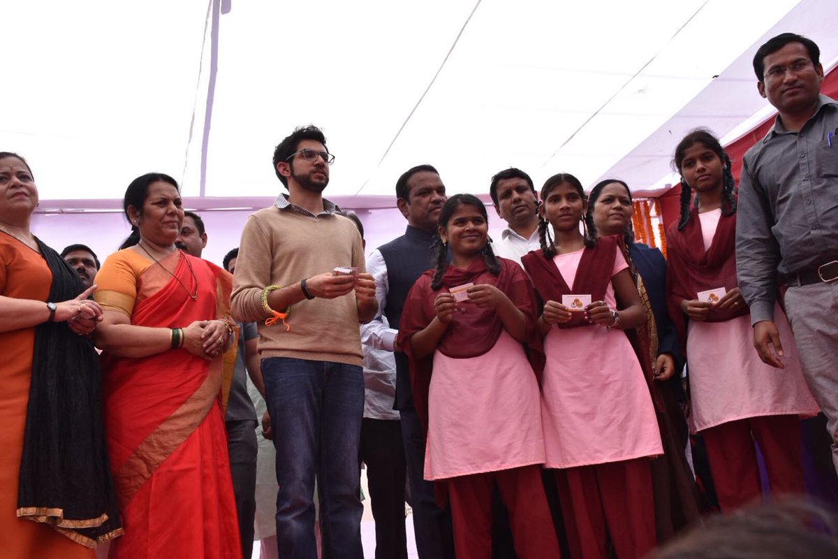 ShivSenaUBT_'s tweet photo. युवासेना प्रमुख श्री. @AUThackeray यांच्या हस्ते लोणावळा येथे "शिवसेना टॉप स्कोअरर्स" आयोजित कार्यक्रमात उपस्थित विद्यार्थ्यांना https://t.co/UAesgNnkSl या वेबसाईट वर रजिस्ट्रेशन साठी लागणाऱ्या #PromoCode चे वाटप करण्यात आले #ShivSena #YuvaSena #shivsenatopscorer https://t.co/1FcBgyaw39