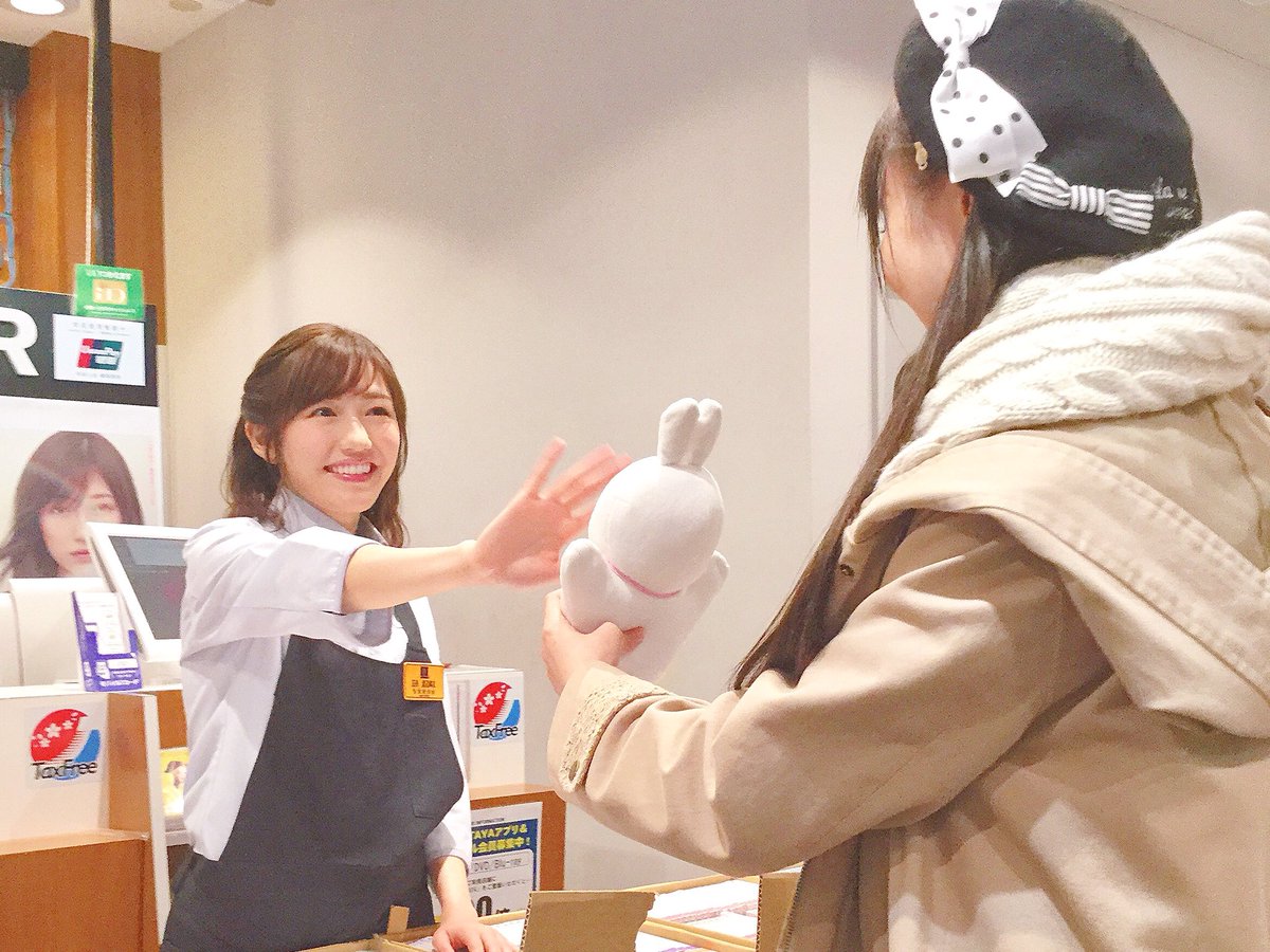 SHIBUYA_T_MUSIC's tweet photo. 【#AKB48  #渡辺麻友 さん一日店長❣️①】
渡辺麻友さんの一日店長日💁🏻✨寒い中ご来店ありがとうございました！TSUTAYAの制服姿もお似合い🌼スタッフからのメッセージのお返事にも感激でした😭💗まゆゆのラストセンター『#11月のアンクレット』ぜひ聴いてくださいね💗 https://t.co/6jPIFrn9Vu