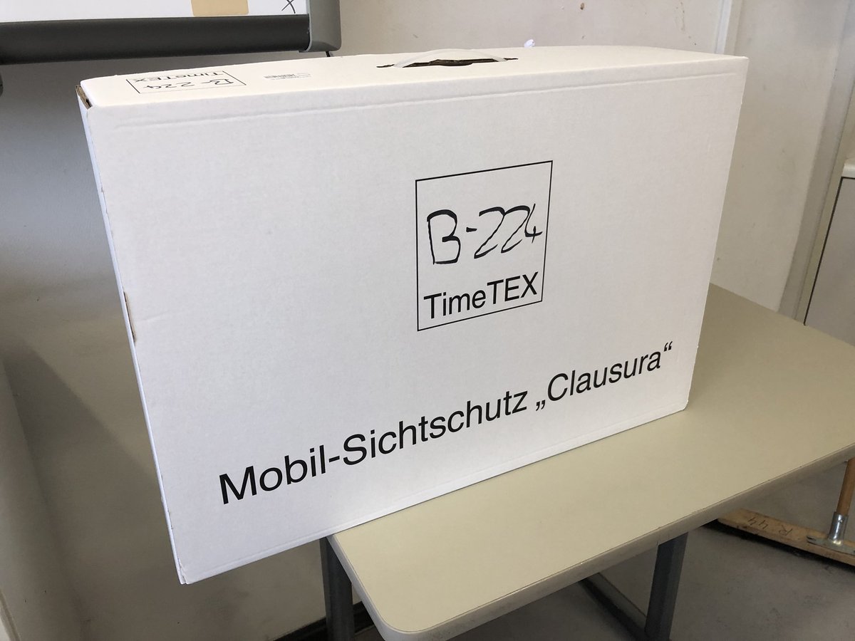 signoraprof's tweet photo. Der neueste heiße Scheiß in der Schule... traurig wofür das Geld rausgeschmissen wird 🙄 #timeTEX #antispickwand #Sichtschutz https://t.co/8rdFe9QoUC