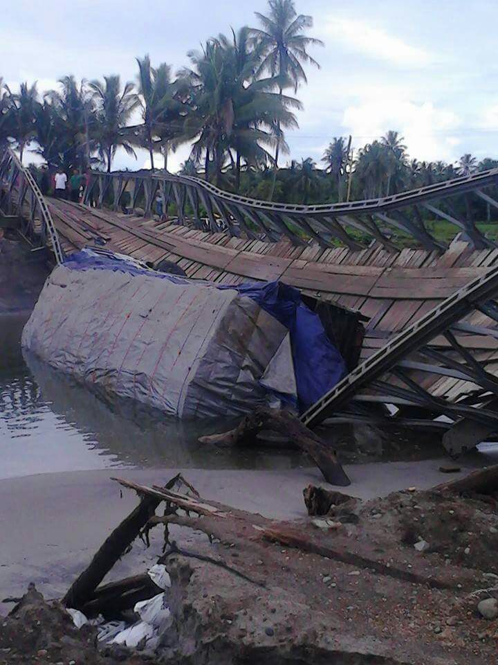 adisyantosaelan's tweet photo. Jembatan darurat yang dibuat setelah jalan utama jalur lintas barat Sumatera yang melintasi Pekon Mandiri Sejati putus diterjang banjir di bln lalu, tadi siang putus. Setelah truk bermuatan berlebih melewati jembatan darurat tersebut. https://t.co/loRrQpDkdI