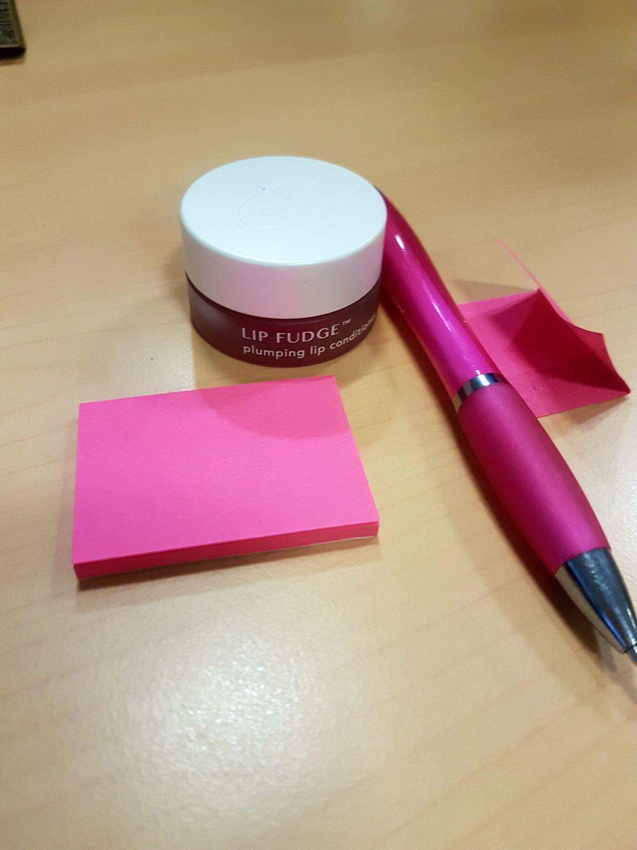 TropicGalClaire's tweet photo. Itโs gonna be a pink kinda day in the office! #lipfudge #postit #pen #officelife #work #lips #beauty #makeup #natural #plump #onfleek #office #desk #thursday #essentials #glam https://t.co/xX7zPafXxa