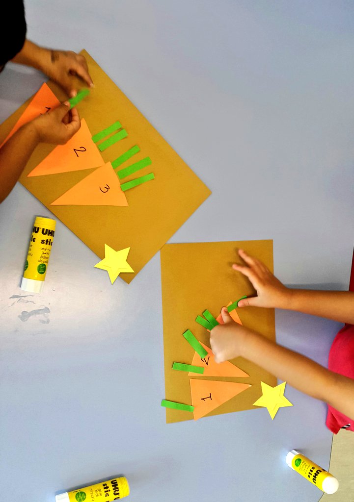 MeigPreK's tweet photo. We loved our mini #STEM #steam lesson. We learned about how carrots grow. Using our @Promethean  board we practiced drawing the correct number of leaves. Using triangles and rectangles we made a work of art. #prek #kindergarten #mathsisfun #preschool #ECE https://t.co/fOv874RCv1