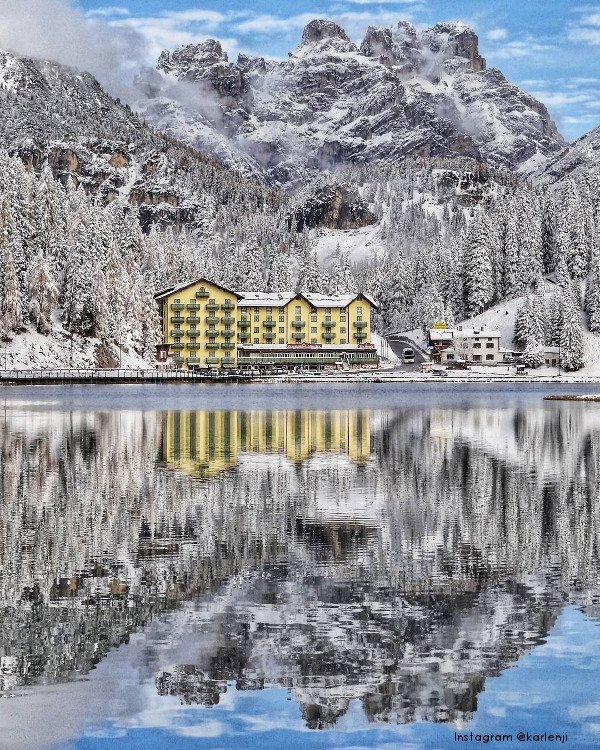 Che ne dite di un candido risveglio sul #LagoDiMisurina nel cuore delle #Dolomiti? #VisitVeneto propone una colazione da campioni e poi…ciaspe ai piedi e via! ❄️bit.ly/2zWo0y9