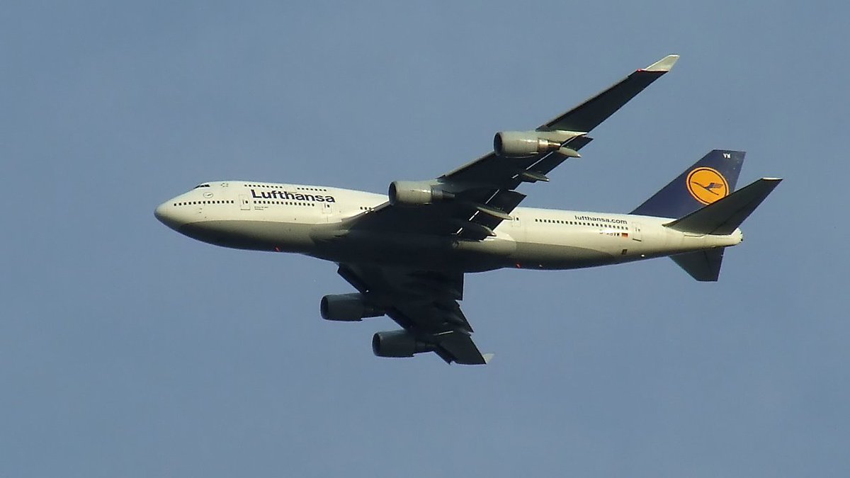 A3803's tweet photo. Nicht Mambo No. 5, sondern heute Jumbo Nr. 2 im Licht der tiefen Sonne (den ersten habe ich verwackelt). #Lufthansa #LH174 #FRATXL #B747 #DABVW https://t.co/0y8frH7jRJ