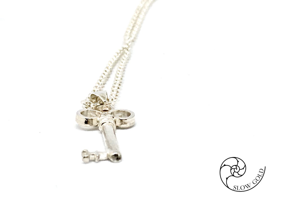 Slow_Gold's tweet photo. Ciondolo chiave in argento...da non perdere in promozione su #etsyshop !
#SlowGold  #artigianalmente #argento #chiave #gioielli 
https://t.co/t6Knv71ZNU https://t.co/k0ruOzI4GR