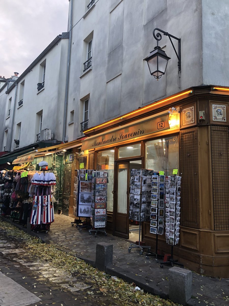 30ansenbeaute's tweet photo. Honte à @mairie18paris de laisser une boutique de souvenirs en toc prendre l’emplacement historique de la boulangerie rue Norvins. Valorisez autrement notre quartier ! #montmartreaddict @montmartreaddict https://t.co/CwGZhS6XMd