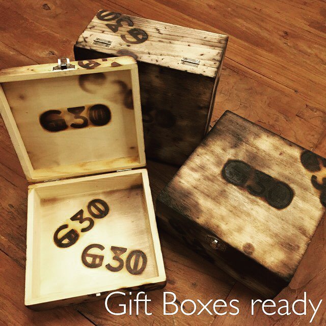 g30_spirits's tweet photo. Xmas coming 🎄.Our first G30 hand-burnt gift boxes are ready. 🖤🖤🖤#preordernow #soonforsale #xmasgiftideas #giftsforhim #boozygifts #swissmade #handmade #madewithlove #dasischzüri #zürilove #zurich https://t.co/8s79E9IXxm https://t.co/tkfgIm3VO8