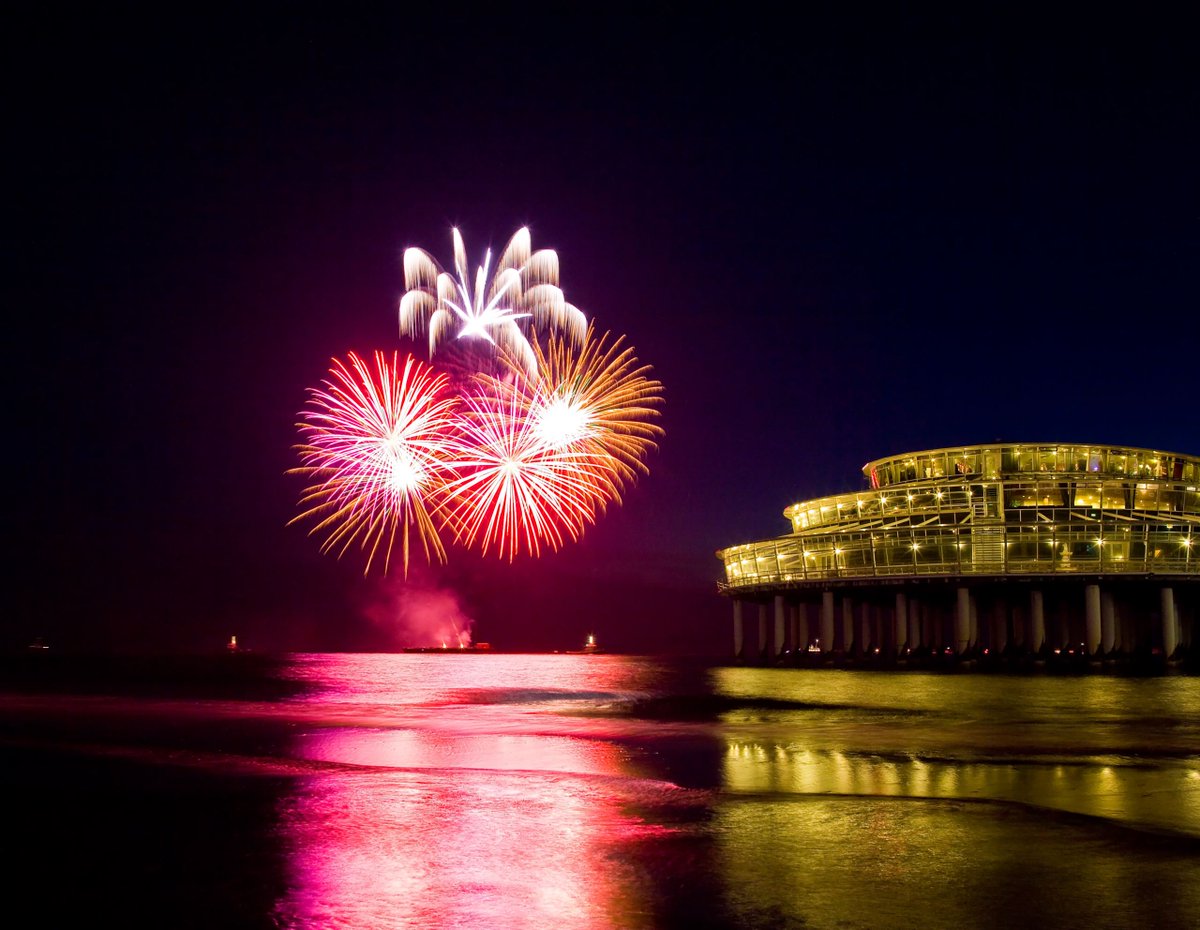VVVDenHaag's tweet photo. Zondag de eerste Wintervuurwerk show op Scheveningen >> https://t.co/hjsdXn84Sw https://t.co/DF03Ef6ELz