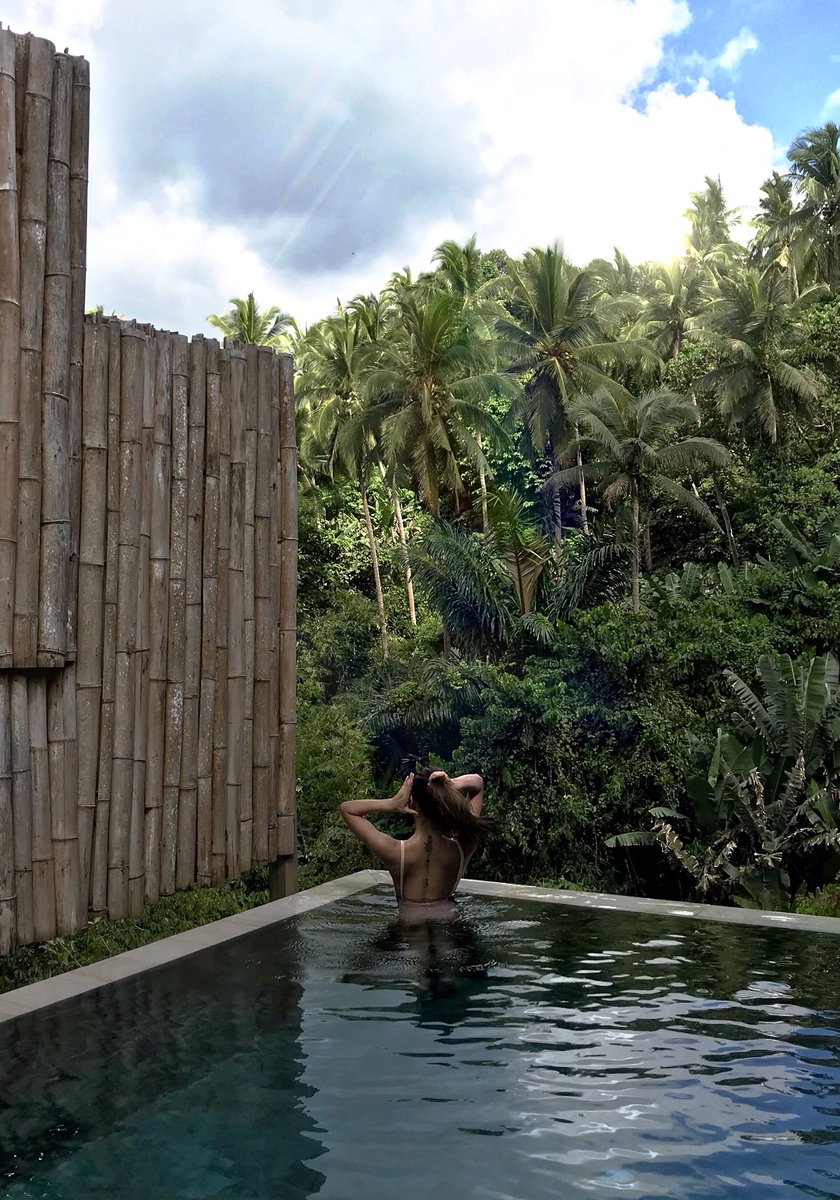 kcdelro's tweet photo. (the only part of the villa that wasn’t  destroyed)

best birthday ever https://t.co/f4GvRqx6Uq