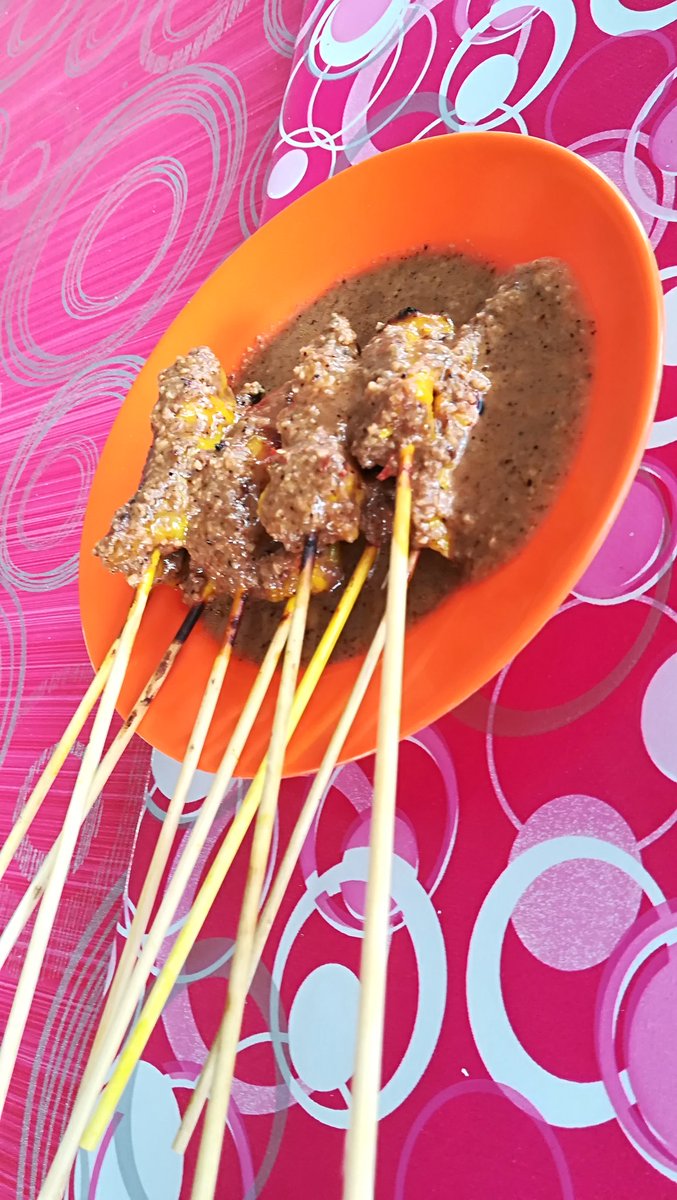 Acaaaaaang's tweet photo. Sate ayam Sematan,Sarawak.

Only RM0.40/pcs

#sematan 
#gapyearusim
#gapyear
#usim
#sarawak
#satemurah https://t.co/3KaF9WEoX1