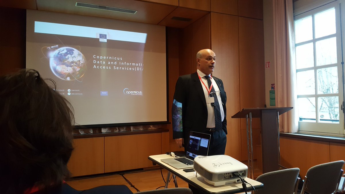 GeoffSawyer1's tweet photo. Florian serban #terrasigna opening the eo and big data session at #ebdvf17. https://t.co/mWVK1dioPF
