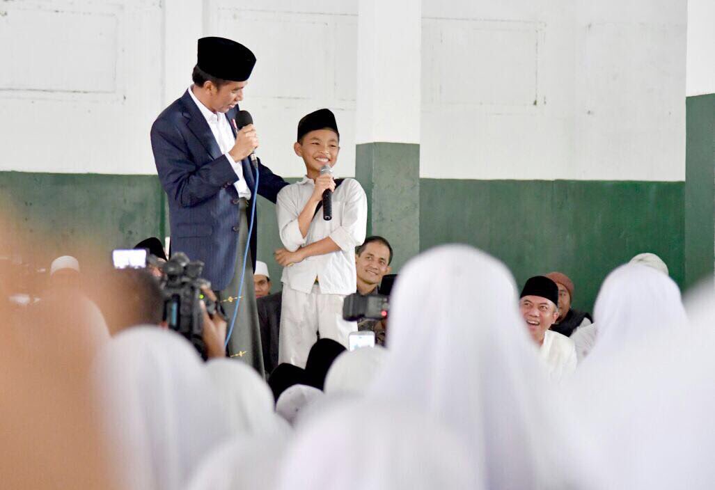 jokowi's tweet photo. Silaturahmi dengan santri, alim ulama Nusa Tenggara Barat. Sekarang Lombok punya pahlawan nasional: Syaikh Tuan Guru Kyai Haji Zainuddin Abdul Majid. Mari kita terus jaga persatuan (ukhuwah basyariah, wathaniyah dan Islamiyah)
 -Jkw https://t.co/qkIZttL6Hq