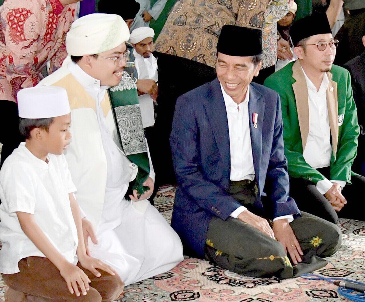 jokowi's tweet photo. Silaturahmi dengan santri, alim ulama Nusa Tenggara Barat. Sekarang Lombok punya pahlawan nasional: Syaikh Tuan Guru Kyai Haji Zainuddin Abdul Majid. Mari kita terus jaga persatuan (ukhuwah basyariah, wathaniyah dan Islamiyah)
 -Jkw https://t.co/qkIZttL6Hq