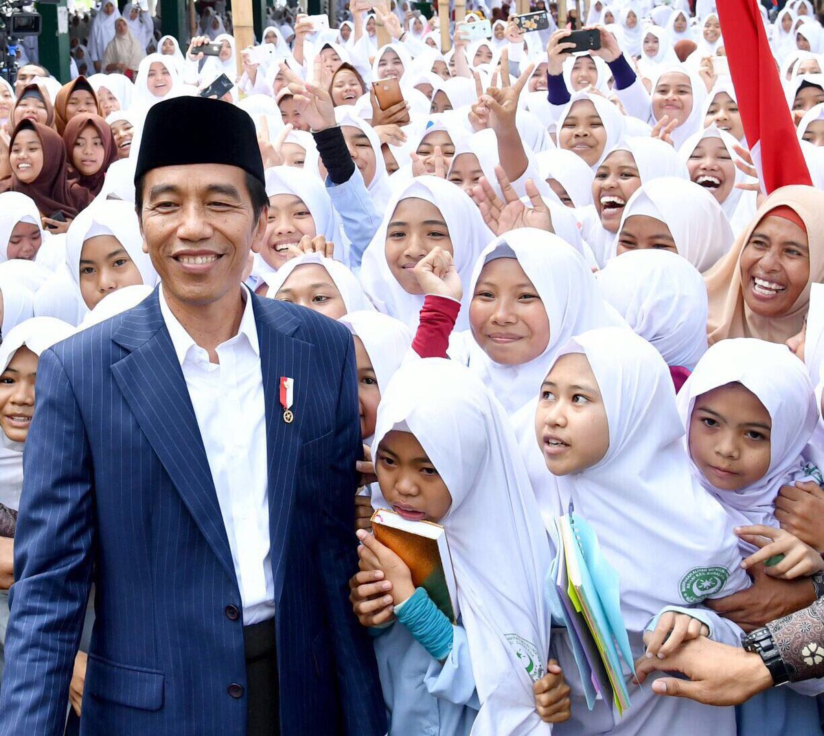 jokowi's tweet photo. Silaturahmi dengan santri, alim ulama Nusa Tenggara Barat. Sekarang Lombok punya pahlawan nasional: Syaikh Tuan Guru Kyai Haji Zainuddin Abdul Majid. Mari kita terus jaga persatuan (ukhuwah basyariah, wathaniyah dan Islamiyah)
 -Jkw https://t.co/qkIZttL6Hq