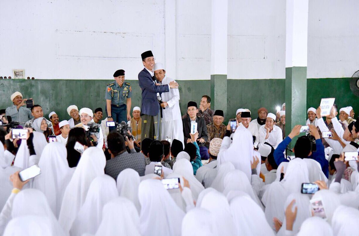 jokowi's tweet photo. Silaturahmi dengan santri, alim ulama Nusa Tenggara Barat. Sekarang Lombok punya pahlawan nasional: Syaikh Tuan Guru Kyai Haji Zainuddin Abdul Majid. Mari kita terus jaga persatuan (ukhuwah basyariah, wathaniyah dan Islamiyah)
 -Jkw https://t.co/qkIZttL6Hq