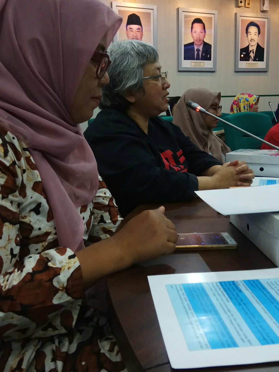 LeniSur87053803's tweet photo. Kordinator @jalaprt  mbk Lita Anggraini
Stop Agen Penyalur yang tidak bertanggungjawab
Adakan BLK dari Pemerintah
#PRTadalahPekerja
#PendidikanDanPelatihanKerjaUntukPRT
Audiensi DPR RI @bukan_PEMBANTU @the_magdalene @KomnasPerempuan @FPPP_MPRRI @sabinalunasanti @kowani1928 https://t.co/6gZAJgxWEs