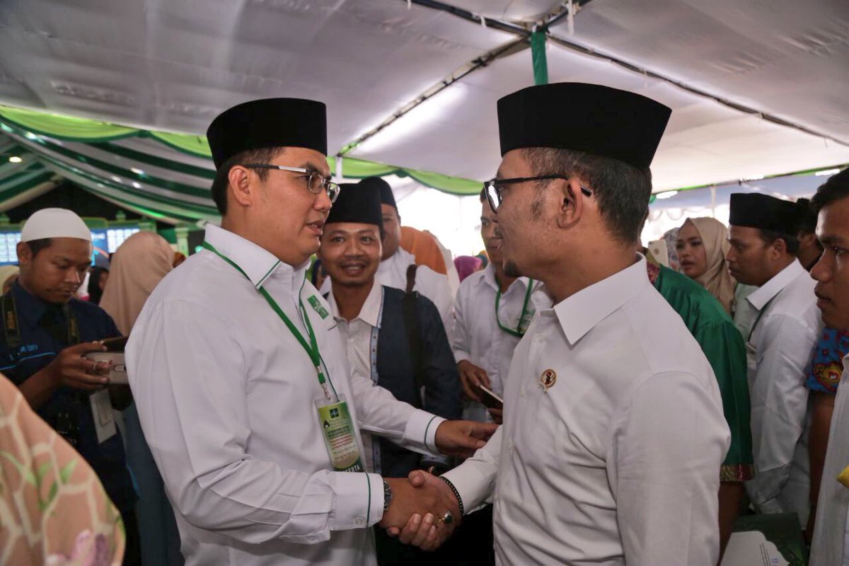 KemnakerRI's tweet photo. @hanifdhakiri @ifaahanif Presiden @jokowi beserta sejumlah menteri Kabinet Kerja menghadiri kegiatan akbar yang akan berlangsung hingga hari Minggu mendatang, kurang lebih sekitar 1.000 ulama se-Indonesia hadir dalam acara tersebut. https://t.co/nZlgvrxxi4