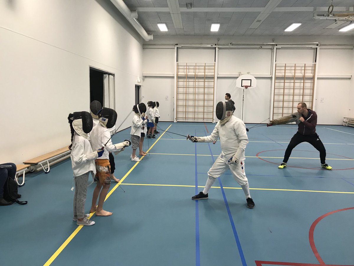 Schermen tijdens de gymles @StichtingRENN4 <a href="/specialheroes/">Special Heroes Nederland</a> #schermkring Friesland