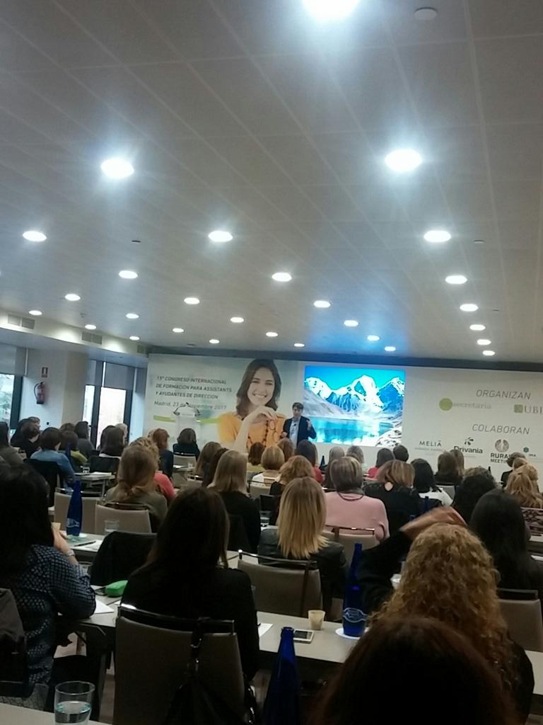 Susana__FP's tweet photo. Comenzamos, un año más en nuestro congreso, hablando de incertidumbre con @dosabrazos en #congresotop https://t.co/6ubnpogORd