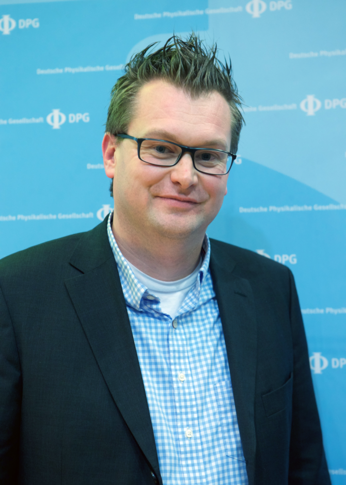 mint_ec's tweet photo. Dt. Physikalische Gesellschaft zeichnet #mint_ec-Lehrer Dirk Schulz für sein herausragendes Engagement für den #Physik-Unterricht aus! https://t.co/nMykqtZcv7 https://t.co/9w8hDwqLXt