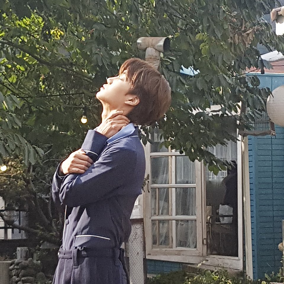weareoneEXO's tweet photo. 매거진 '빅이슈' 단독 커버 모델이 된
카이의 현장 스케치📸

12월 1일 발매되는
빅이슈 168호를 확인해 주세요! 

#엑소 #카이 #EXO #KAI
#빅이슈 #BIGISSUE https://t.co/b7OAJFH4ip