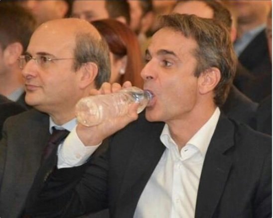 EiriniLampraki's tweet image. Ούτε νερό από πλαστικό μπουκαλάκι δεν ξέρει να πιει ο οφσοράκιας και θέλει και να κυβερνήσει τη χώρα...