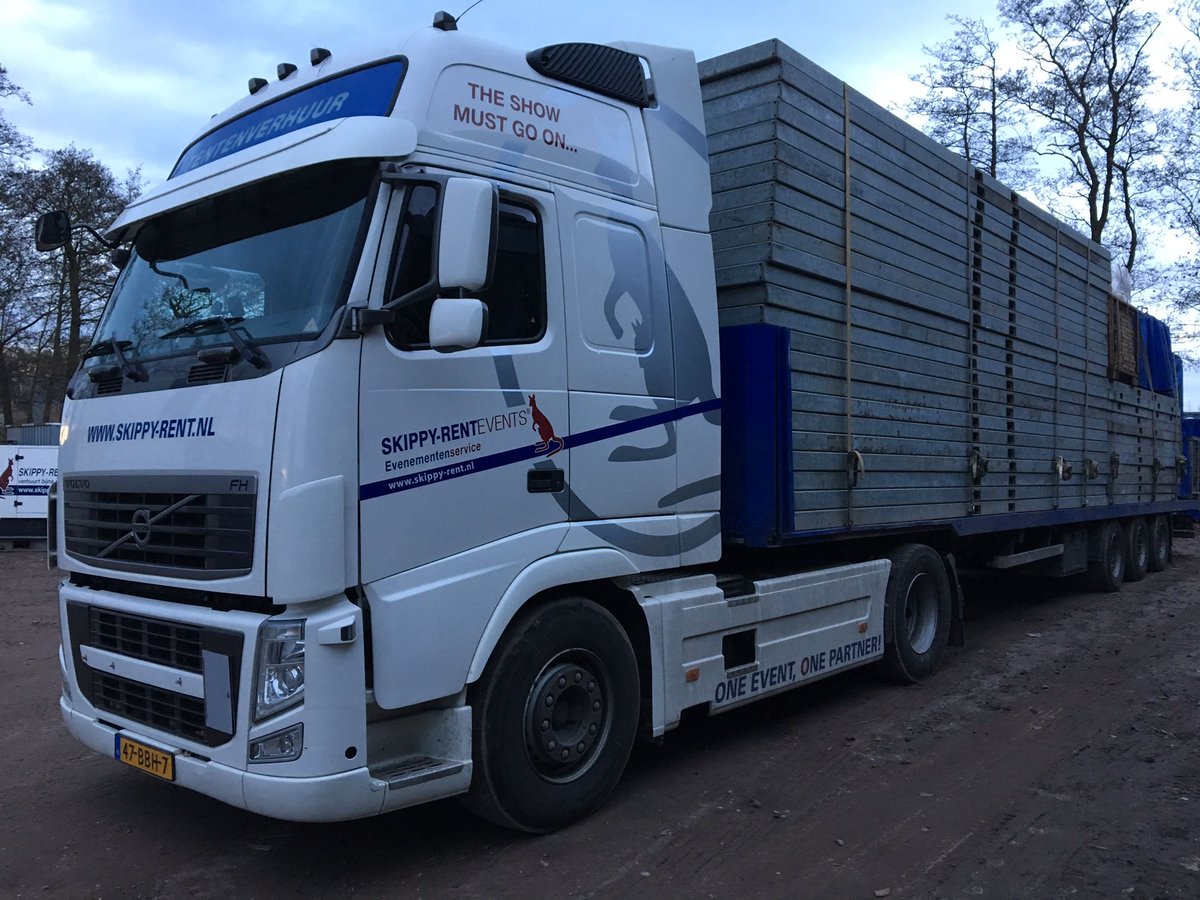 Wij zijn er klaar voor! Onderweg om de ijsbaan in Harderwijk op te bouwen. 

The show must go on!