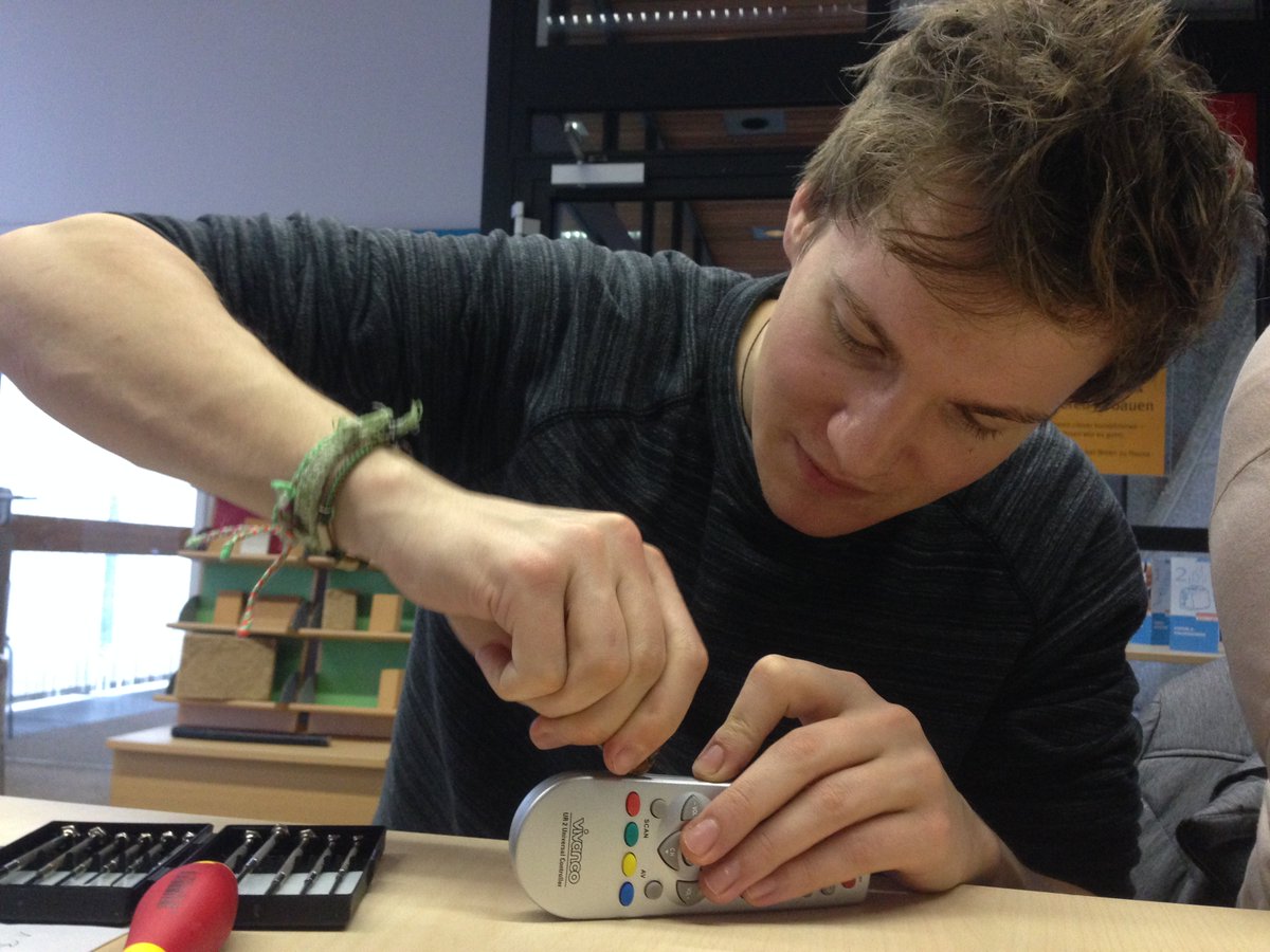 MehrWert21's tweet photo. Eine neue Geschichte zu #NRWrepariert: Für #Student Maurin Eschner von der @ecosign_academy war es die erste Teilnahme an einem #Reparatur-Workshop überhaupt ... weiter geht's hier: https://t.co/TJbm0WvZET - Unser #Wettbewerb mit Studierenden der #ecosign: https://t.co/SVZFlyCWED https://t.co/yvieEArvJ0