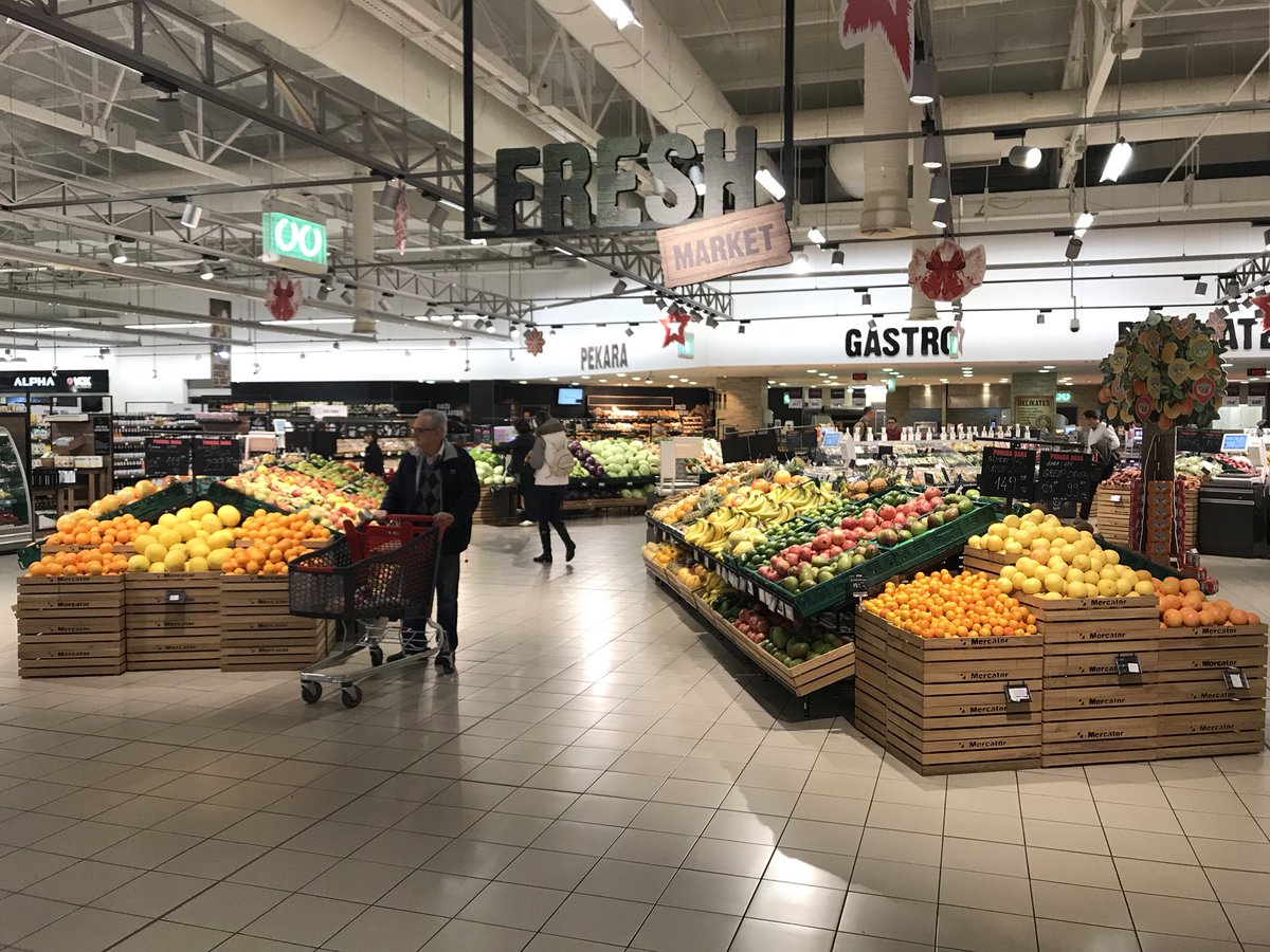 mikefruitnet's tweet photo. Mercator Centar, Belgrade: massive upmarket store, smart format, large range including big organics section. #ffsee17 #hypermarket https://t.co/yO9M2BLqgH