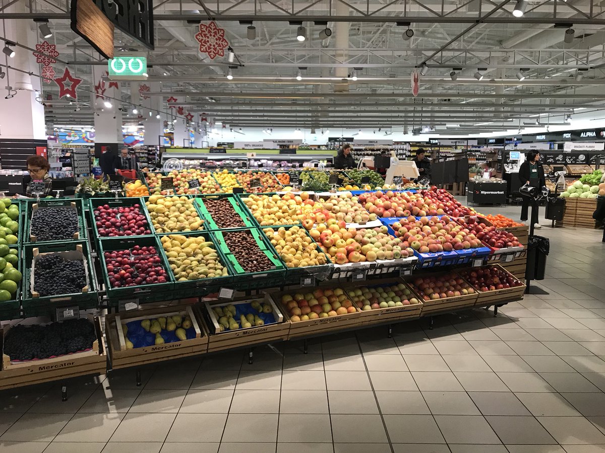 mikefruitnet's tweet photo. Mercator Centar, Belgrade: massive upmarket store, smart format, large range including big organics section. #ffsee17 #hypermarket https://t.co/yO9M2BLqgH