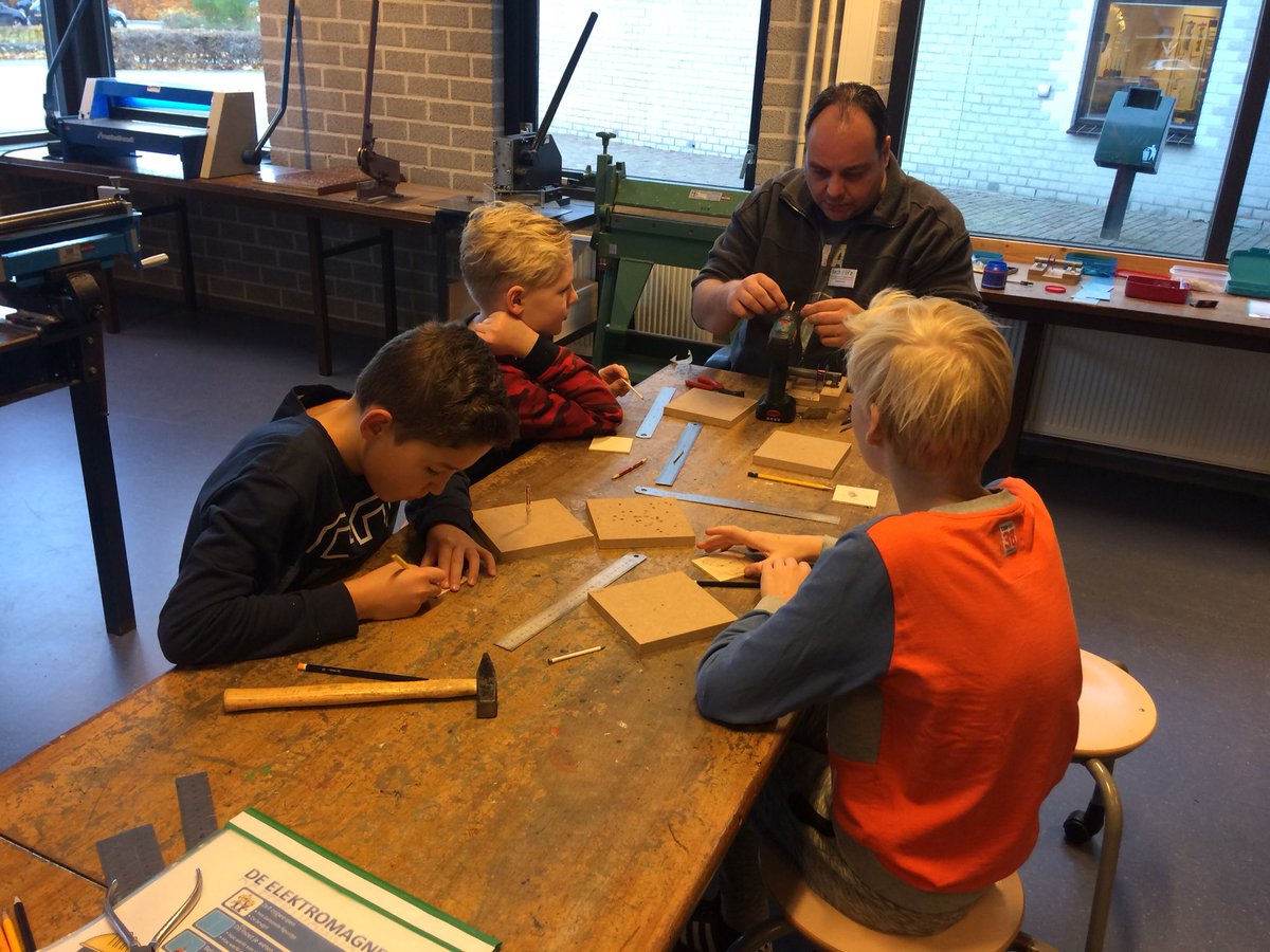 dejozefschool's tweet photo. Groep 8 aan de slag in het technieklokaal..... https://t.co/KJknTHnhQD