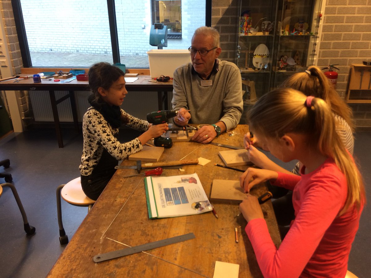 Groep 8 aan de slag in het technieklokaal.....